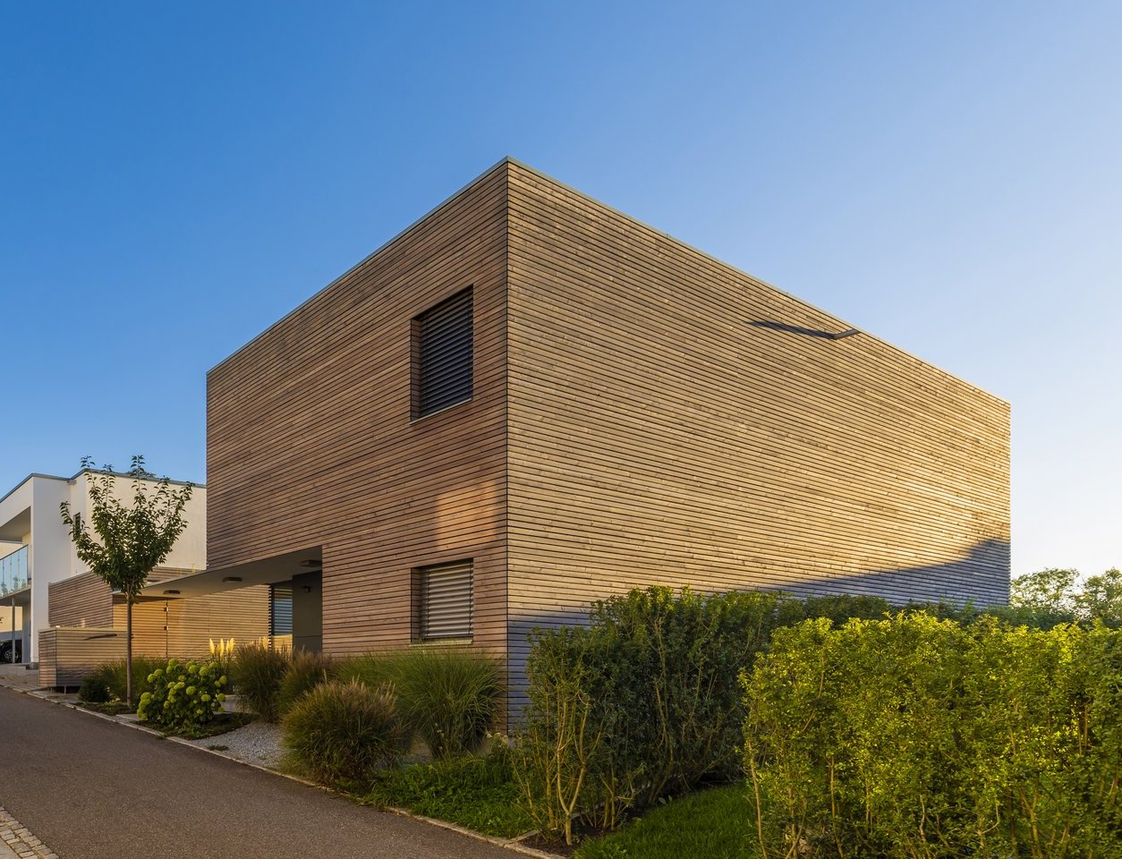 Hochwertige und moderne Holzfassaden bei Schön in Regensburg ein modernes Einfamilienhaus mit einer Holzfassade