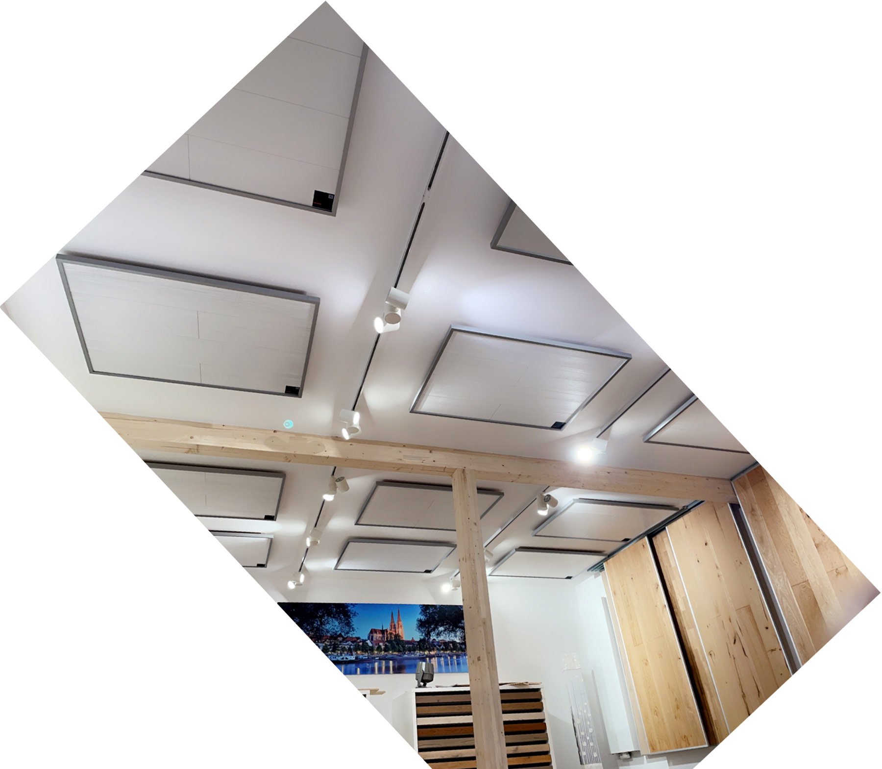 Wand- und Deckengestaltung mit Paneelen und Holz für Regensburg Eine aufnahme der Decke mit Paneelemustern im Schön Holzhandel