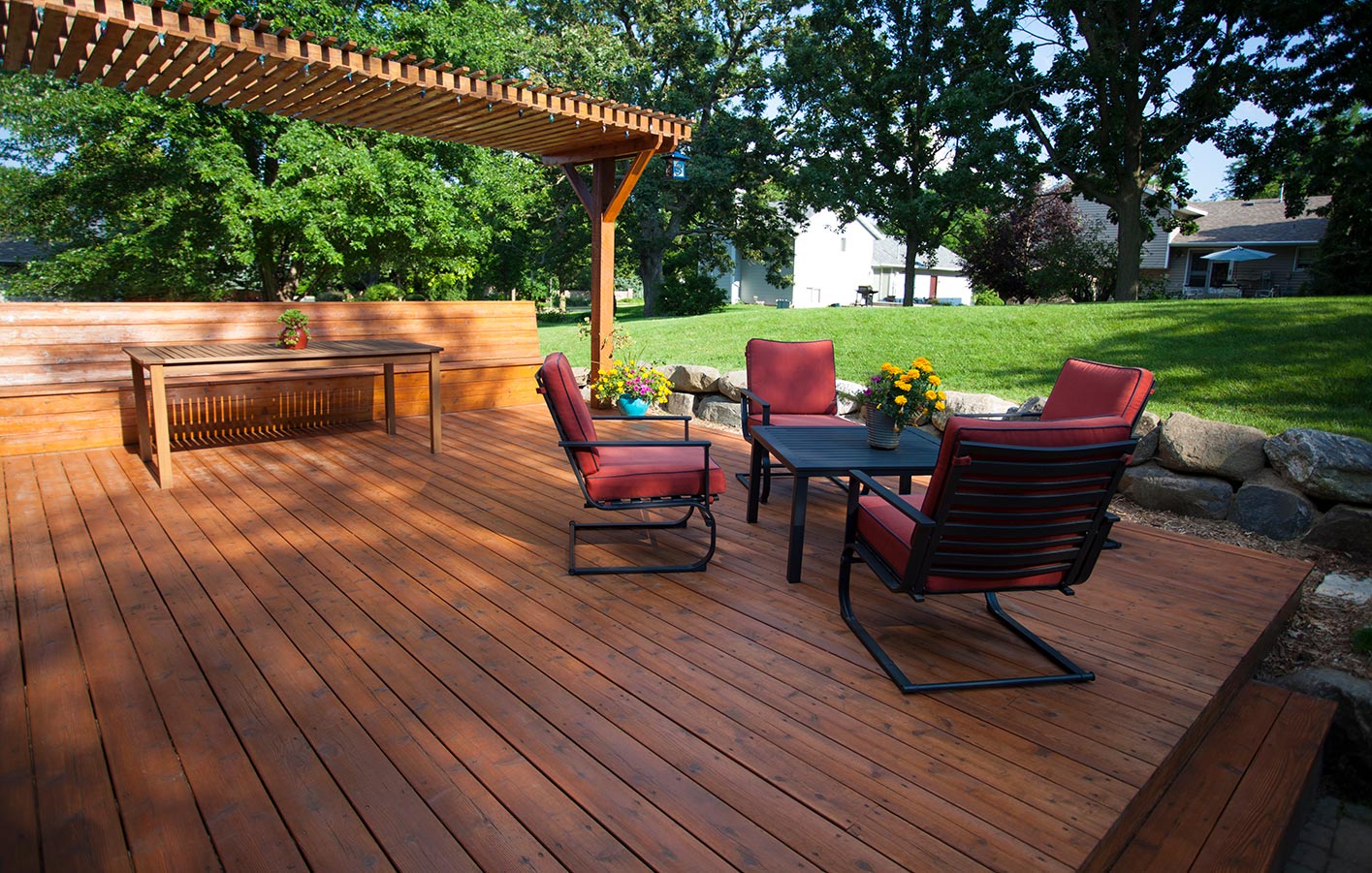 eine schöne dunkle Holzterrasse im Garten