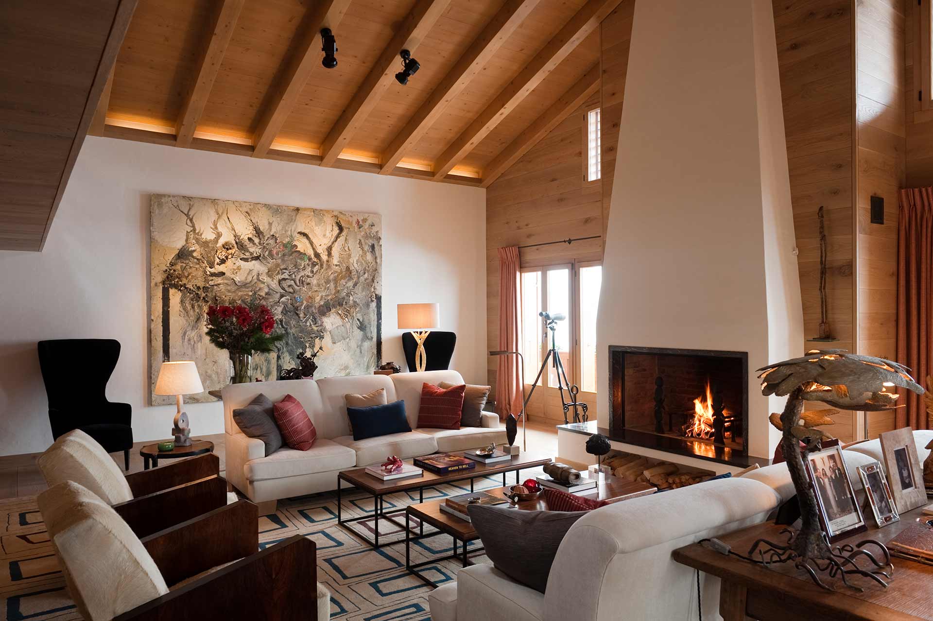 ein gemütliches modernes Wohnzimmer mit Holzdecke und Holzwänden