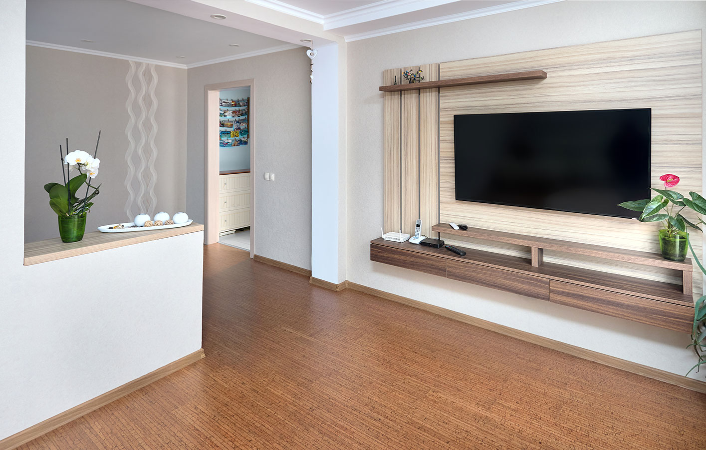 Korkboden in einem offenen Wohnbereich mit weißen Möbeln