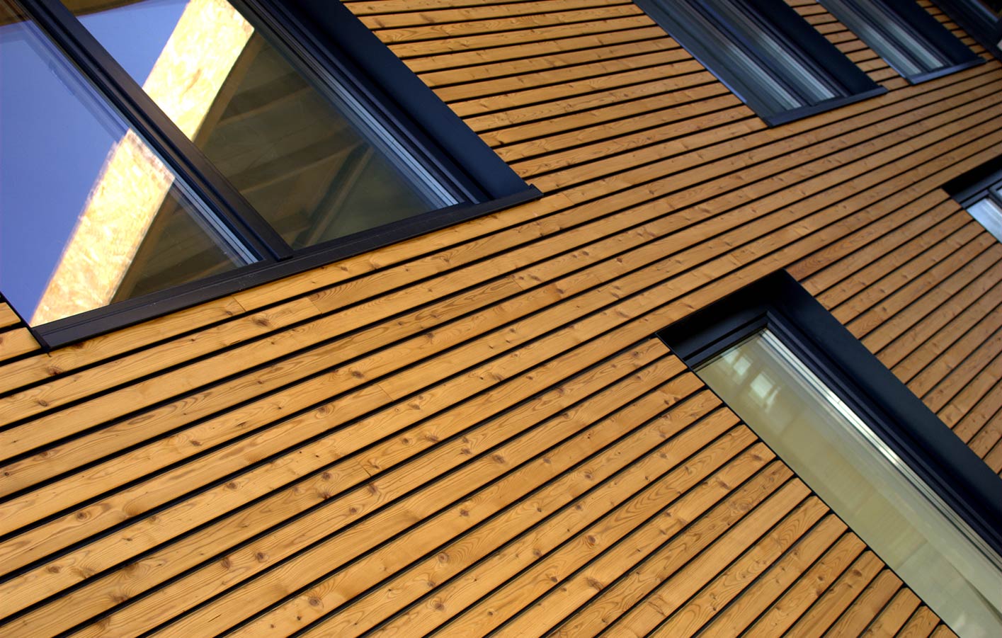 Nahaufnahme einer modernen Hausfassade aus Holz in Stülpschalung